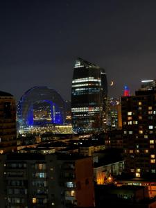 Nespecifikovaný výhled na destinaci Baku nebo výhled na město při pohledu z apartmánu