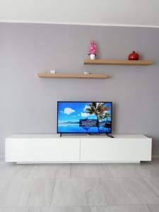 TV a/nebo společenská místnost v ubytování Ocean View Apt - 1BR T2-613