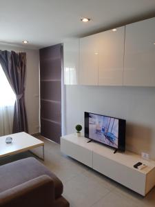 Μια τηλεόραση ή/και κέντρο ψυχαγωγίας στο Well located condo-1BR T1-NV-203