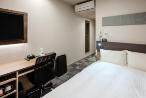 Postel nebo postele na pokoji v ubytování Smile Hotel Okayama