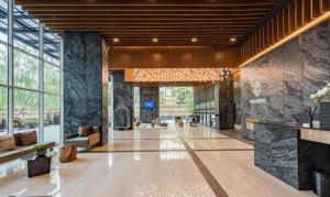 un vestíbulo de un edificio con una pared de piedra en Luxury Ekkamai stay with Sky Infinity Pool, en Bangkok