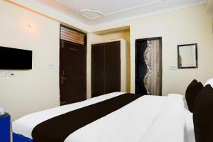 Super Hotel O Sheetla Colony客房内的一张或多张床位