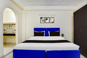Postel nebo postele na pokoji v ubytování Super Hotel O Sheetla Colony + 21 fotografií