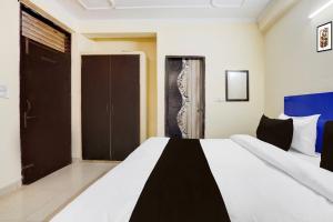 Super Hotel O Sheetla Colony客房内的一张或多张床位