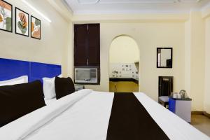 Super Hotel O Sheetla Colony客房内的一张或多张床位