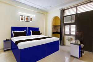 Super Hotel O Sheetla Colony客房内的一张或多张床位