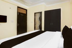 Super Hotel O Sheetla Colony客房内的一张或多张床位