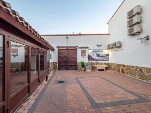 eine Terrasse mit einem Backsteinboden und einem weißen Gebäude in der Unterkunft Casa&Spa Don Gonzalo in Hoya-Gonzalo