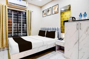 a bedroom with a bed and a window at Super Hotel O Marquis Street formerly BK International in Kolkata +21 photos