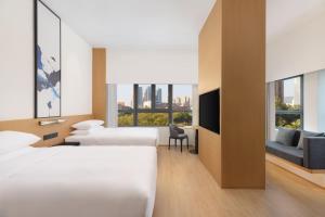 Postel nebo postele na pokoji v ubytování Fairfield by Marriott Quanzhou Fengze + 37 fotografií