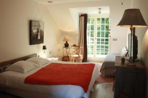 Un pat sau paturi într-o cameră la Maison Prairie Bonheur