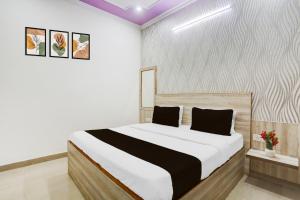 Postel nebo postele na pokoji v ubytování Super Townhouse Sector 4 Gurgaon