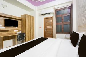 Postel nebo postele na pokoji v ubytování Super Townhouse Sector 4 Gurgaon