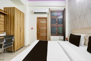 Postel nebo postele na pokoji v ubytování Super Townhouse Sector 4 Gurgaon