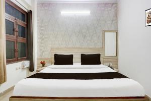 Postel nebo postele na pokoji v ubytování Super Townhouse Sector 4 Gurgaon + 26 fotografií