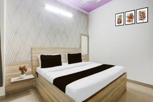 Postel nebo postele na pokoji v ubytování Super Townhouse Sector 4 Gurgaon