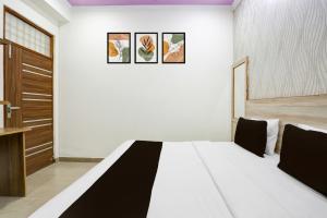 Postel nebo postele na pokoji v ubytování Super Townhouse Sector 4 Gurgaon