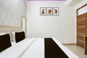 Postel nebo postele na pokoji v ubytování Super Townhouse Sector 4 Gurgaon