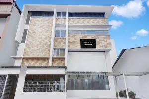 een gebouw met een bord aan de zijkant bij Super Townhouse City Center Near Mysore Palace Formerly Aavass Inn in Mysore