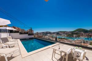 Bazén v ubytování Apartments MaKris No1 nebo v jeho okolí