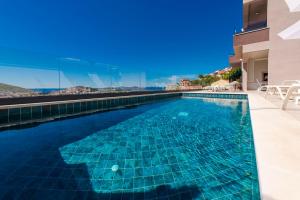 Bazén v ubytování Apartments MaKris No1 nebo v jeho okolí + 37 fotografií