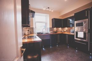 Dapur atau dapur kecil di Stylish and Spacious two bed in Aberdeen's West End