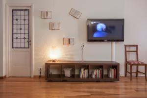 a living room with a television and a book shelf at Domus Colosseum in Rome