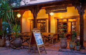 un restaurant avec un panneau en face d'un bâtiment dans l'établissement Hôtel Chellal Ouzoud, à Ouzoud