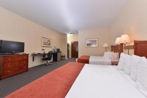 een hotelkamer met twee bedden en een flatscreen-tv bij Blue Spruce Inn-Meeker, Colorado in Meeker