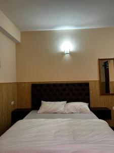 Postel nebo postele na pokoji v ubytování Khangri Guest House