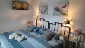 Postel nebo postele na pokoji v ubytování Cortijo Molino los Justos + 37 fotografií