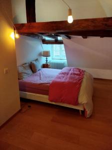 een bed in een kamer met bij Irène in Senlis