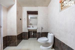 un baño con inodoro y lavabo en StayVista at Serenity of Sunny Side with TV, Lawn, Lake View, en Kodaikanal 14 fotos más