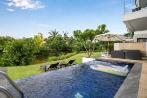 una piscina en el patio trasero de una casa en Villa Sân Vườn Lớn DN, en Da Nang