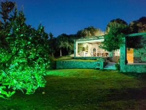 Сад в Stone built house next to the beach
