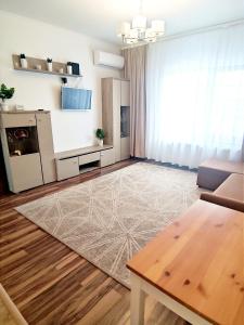 ein Wohnzimmer mit Sofa und Tisch in der Unterkunft Charming apartment in villa in Iaşi