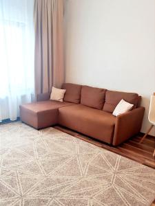 ein braunes Sofa im Wohnzimmer in der Unterkunft Charming apartment in villa in Iaşi + 9 Fotos