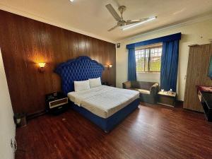 Ένα ή περισσότερα κρεβάτια σε δωμάτιο στο Orbit Residency Jinnah Super +38 φωτογραφίες