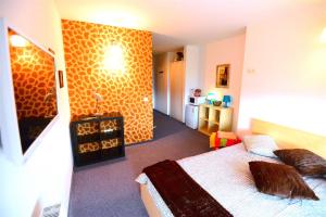 1 dormitorio con cama y pared amarilla en Hotel Biscuit, en Cluj-Napoca