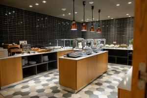 A cozinha ou cozinha compacta de Holiday Inn - Aktau - Seaside by IHG