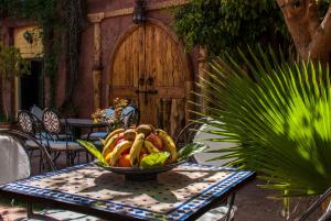 un bol de fruta sentado en una mesa sobre una mesa en Hôtel Chellal Ouzoud, en Ouzoud