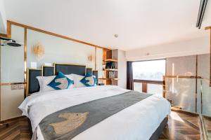 Postel nebo postele na pokoji v ubytování 云享城居 SKY高空Loft公寓酒店 春熙路九眼桥店
