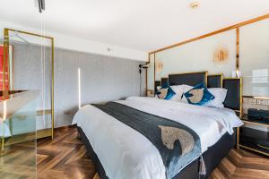 Postel nebo postele na pokoji v ubytování 云享城居 SKY高空Loft公寓酒店 春熙路九眼桥店