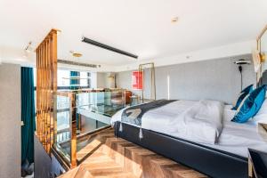 Postel nebo postele na pokoji v ubytování 云享城居 SKY高空Loft公寓酒店 春熙路九眼桥店