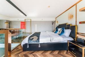 Postel nebo postele na pokoji v ubytování 云享城居 SKY高空Loft公寓酒店 春熙路九眼桥店