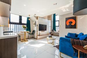 TV a/nebo společenská místnost v ubytování 云享城居 SKY高空Loft公寓酒店 春熙路九眼桥店