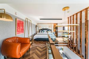 Postel nebo postele na pokoji v ubytování 云享城居 SKY高空Loft公寓酒店 春熙路九眼桥店