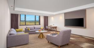TV a/nebo společenská místnost v ubytování Wanda Jin Hotel Karamay Dushanzi Huiyang