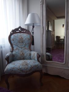 una sedia in una stanza con specchio di SKWER 40 a Gdynia