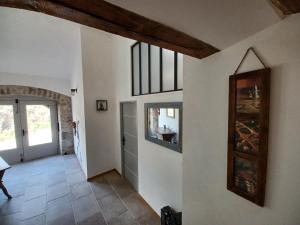 TV a/nebo společenská místnost v ubytování Mas de la Borie -Chambre d'hôtes